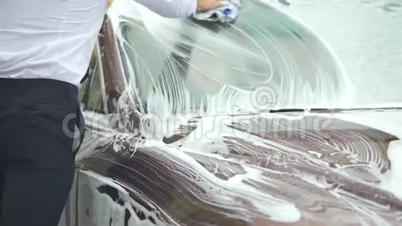 给司机洗车和甩手上的泡沫洗车服务视频的预览图