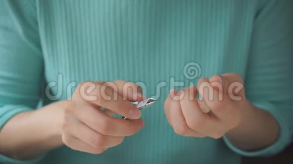 女孩用镊子做指甲视频的预览图