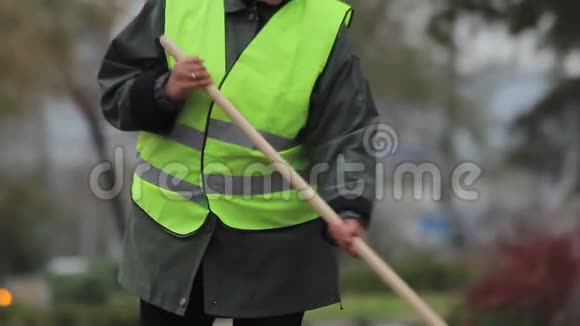 今年秋天一位不幸的老年妇女在大街上扫荡努力工作以获得低工资视频的预览图