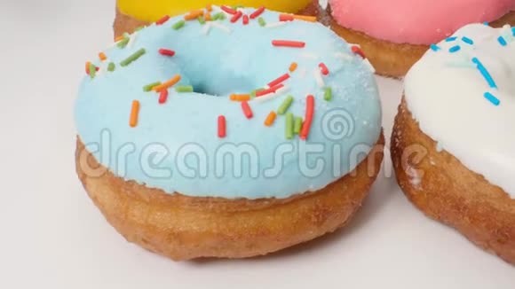 美味的五彩釉面甜甜圈动作流畅视频的预览图