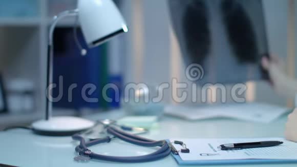女医生手拿x射线照片医生工作场所的医疗诊断视频的预览图