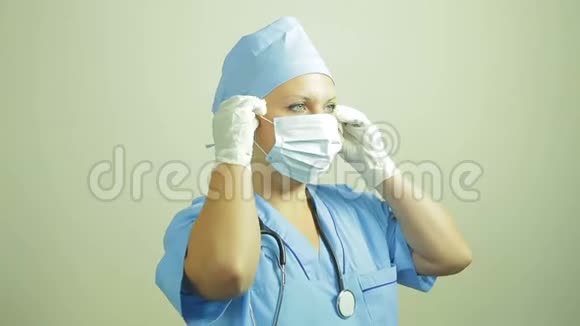 女医生摘下医用面罩视频的预览图