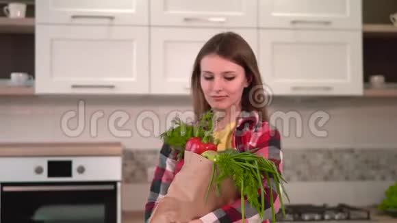 女人一直在买健康食品视频的预览图