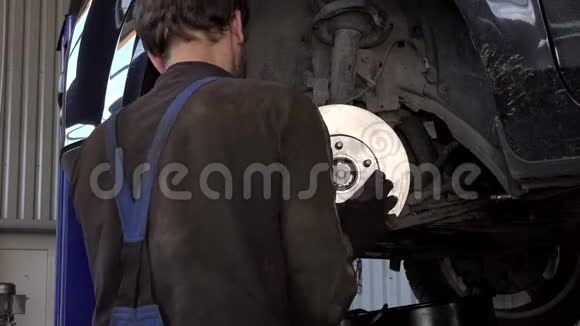 汽车机械师加强汽车刹车盘和刹车片视频的预览图