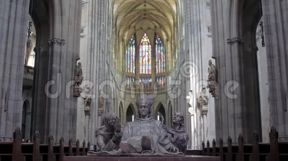 天主教大教堂内有柱子教皇雕像和彩色眼镜视频的预览图