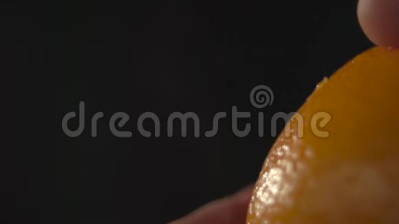 手捏着橘子的皮视频的预览图