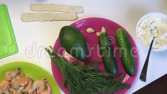女人用泡芙糕点工作把它切成条桌子旁边是蔬菜和虾视频的预览图