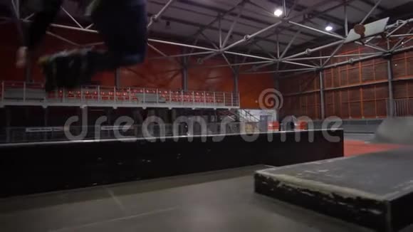一名男子在溜冰场以180度慢动作表演抓斗视频的预览图