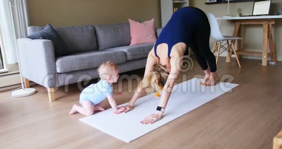 妈妈带着她的宝宝做瑜伽视频的预览图
