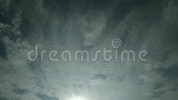 时间流逝美丽的云景与大建筑云和日出突破云团视频的预览图