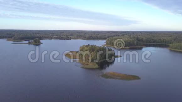 蒂斯托湖上的岛屿绚丽的秋景视频的预览图