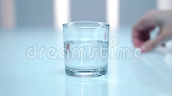 泡沫片溶解在水玻璃中玻璃中的泡腾片视频的预览图