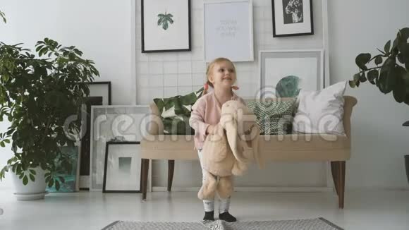 小女孩和毛绒兔子跳视频的预览图