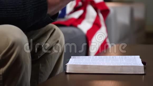 在家读圣经的成熟男人视频的预览图
