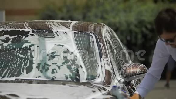 豪华洗车服务用肥皂海绵清洗汽车视频的预览图
