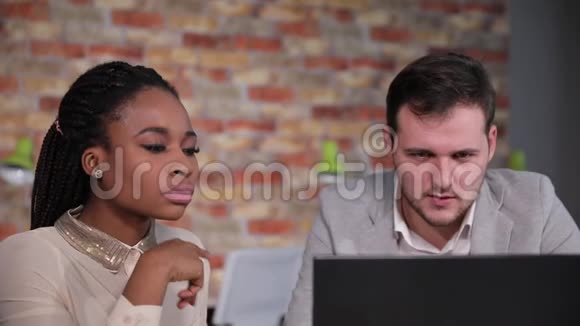 商人与美国黑人妇女谈论工作信息看着笔记本电脑视频的预览图