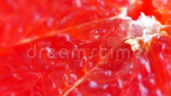 红汁的葡萄柚果肉切葡萄柚切片果汁从其中流动粉红葡萄柚果肉大面积拍摄视频的预览图