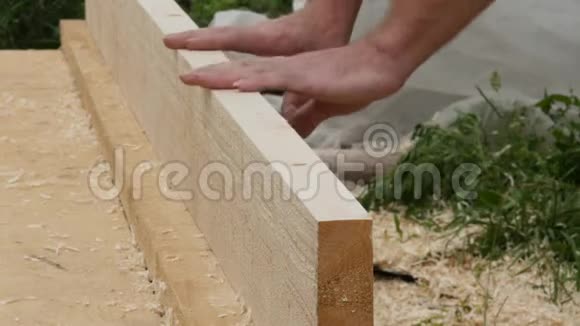 男木匠检查木板的质量在木刨机上工作的人4K视频的预览图