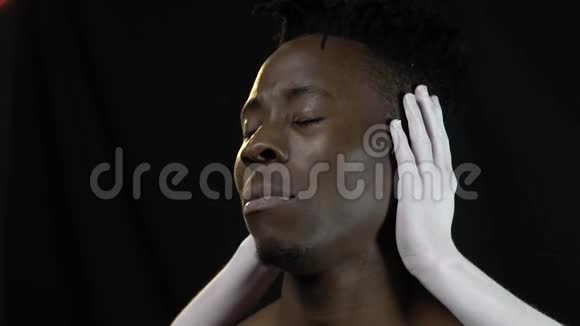 女性的手像耳机黑人听音乐抽象视频的预览图