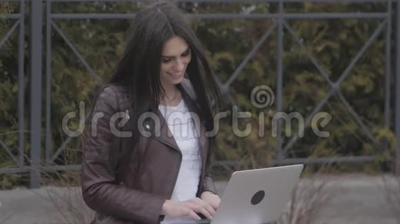 利用笔记本电脑在户外休息的年轻有魅力女商人特写镜头视频的预览图