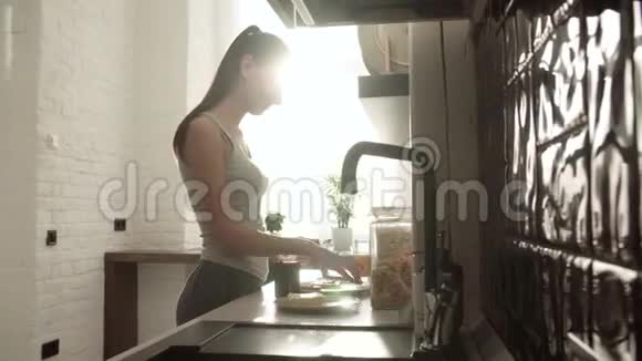 在家吃早餐女人在厨房里用果酱做烤面包视频的预览图