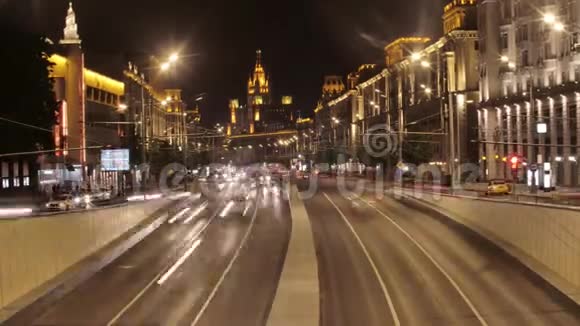 莫斯科市街景夜间交通繁忙时间流逝视频的预览图
