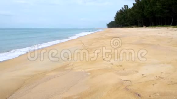 波浪撞击海岸沙滩上的碧海柔波背景黄暖沙和夏海波视频的预览图