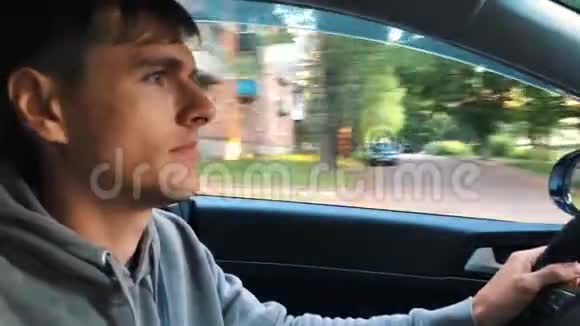 帅哥开着车外面的城市景观视频的预览图