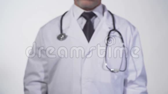 医生手中黑板上画着问号的头诊断师视频的预览图