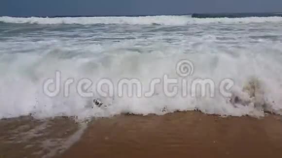 海浪在沙滩上来回移动视频的预览图