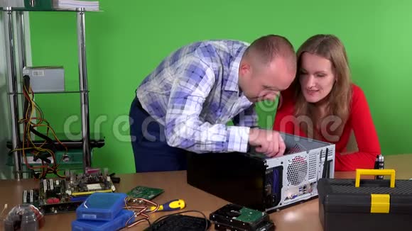 男人帮助他的同事办公室的女人修理电脑女孩调情视频的预览图