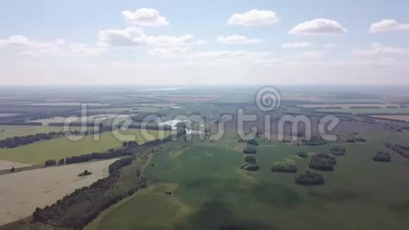 空中景色旋转360度以上的道路中间有大量的五颜六色的田野种植了植物作为农具视频的预览图