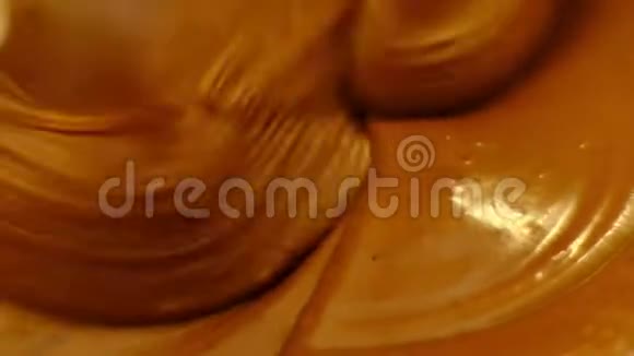 厨房搅拌器快速旋转奶油蛋羹糕点宏慢动作搅拌机巧克力奶油厨房视频的预览图
