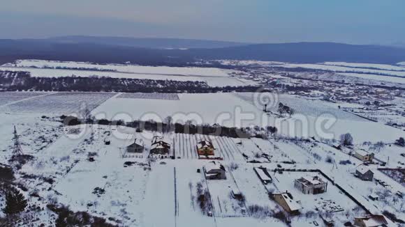 鸟瞰暴风雪后的一个居民区视频的预览图