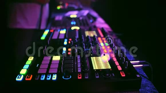 专业现代DJ控制器混合电子音乐视频的预览图
