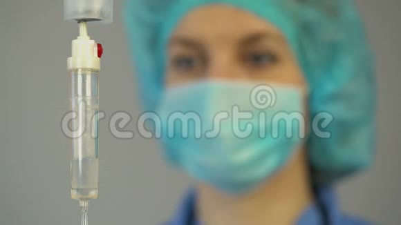 女护士用药物检查滴管为病人提供急救视频的预览图