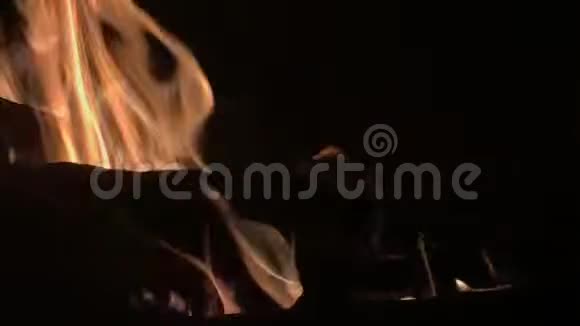 营火营火夏夜烧火视频的预览图