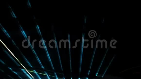 摘要绿色和蓝色激光束在一个黑暗的背景上的晚上展示视频的预览图