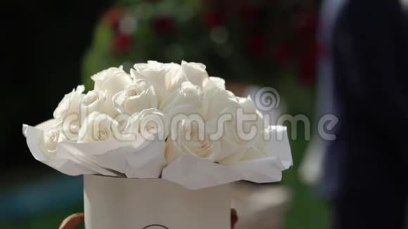 圆形盒子里美丽的白玫瑰圆形盒子里的花戴帽子的玫瑰视频的预览图