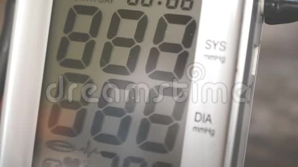 测量血压的数字测试仪视频的预览图