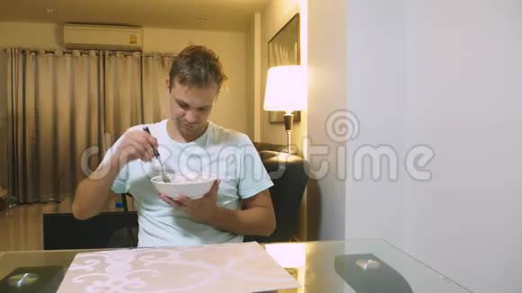 男人在家吃饭不是美味的食物视频的预览图