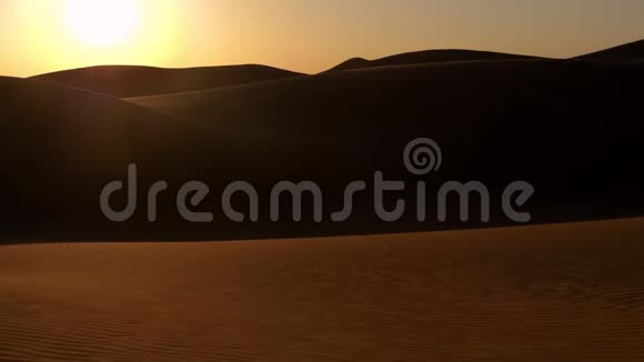 日落时阿拉伯沙漠中的红色沙丘视频的预览图