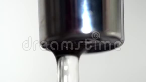 关闭从自来水孔滴出的水媒体水滴粘在白色隔离的关闭不严的水龙头上滴视频的预览图