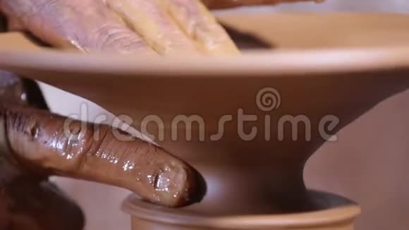 用手工和陶轮切割使陶器成形视频的预览图