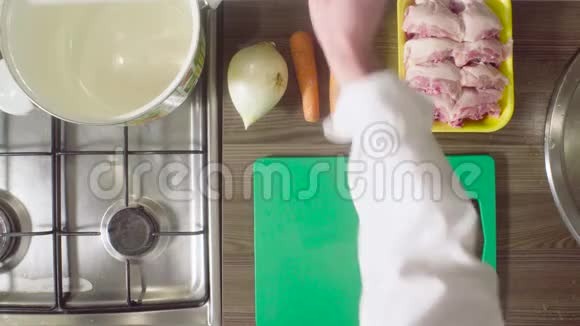 厨师手剥洋葱视频的预览图