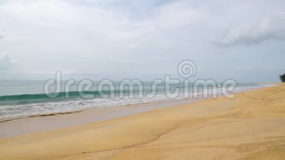 波浪撞击海岸沙滩上的碧海柔波背景黄暖沙和夏海波视频的预览图