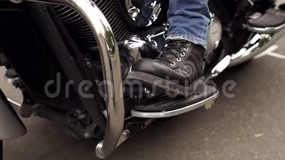 骑摩托车的靴子男仆的特写视频的预览图