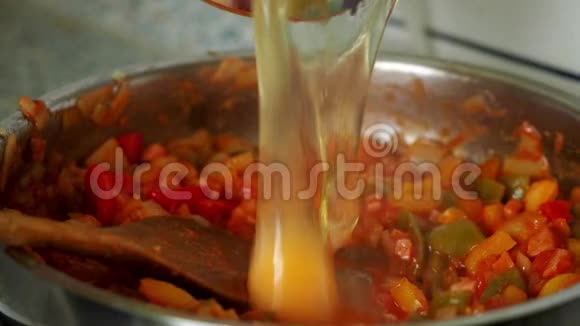 煎锅上煎辣椒和鸡蛋视频的预览图