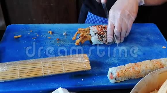 烹饪制作新鲜美味的木和黑吉里寿司视频的预览图