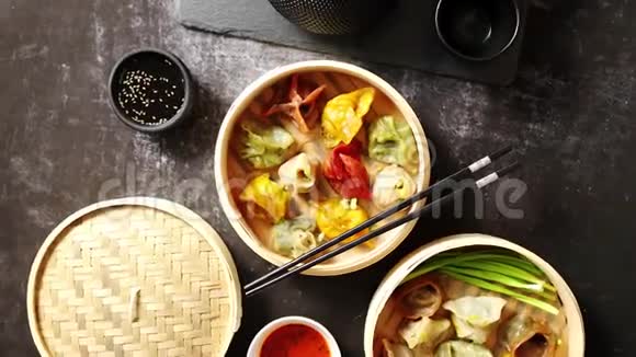 中国菜的组成木竹蒸笼中的各种饺子视频的预览图